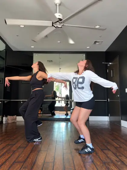 Thriller Dance AI reference video by @totummare